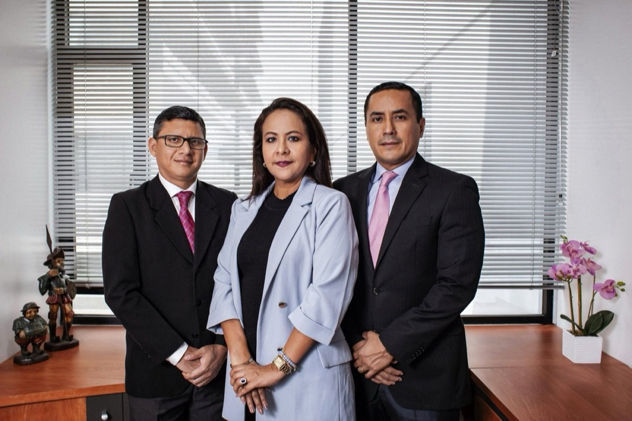 Equipo de JM Consulting & Advisory Services en reunión de trabajo